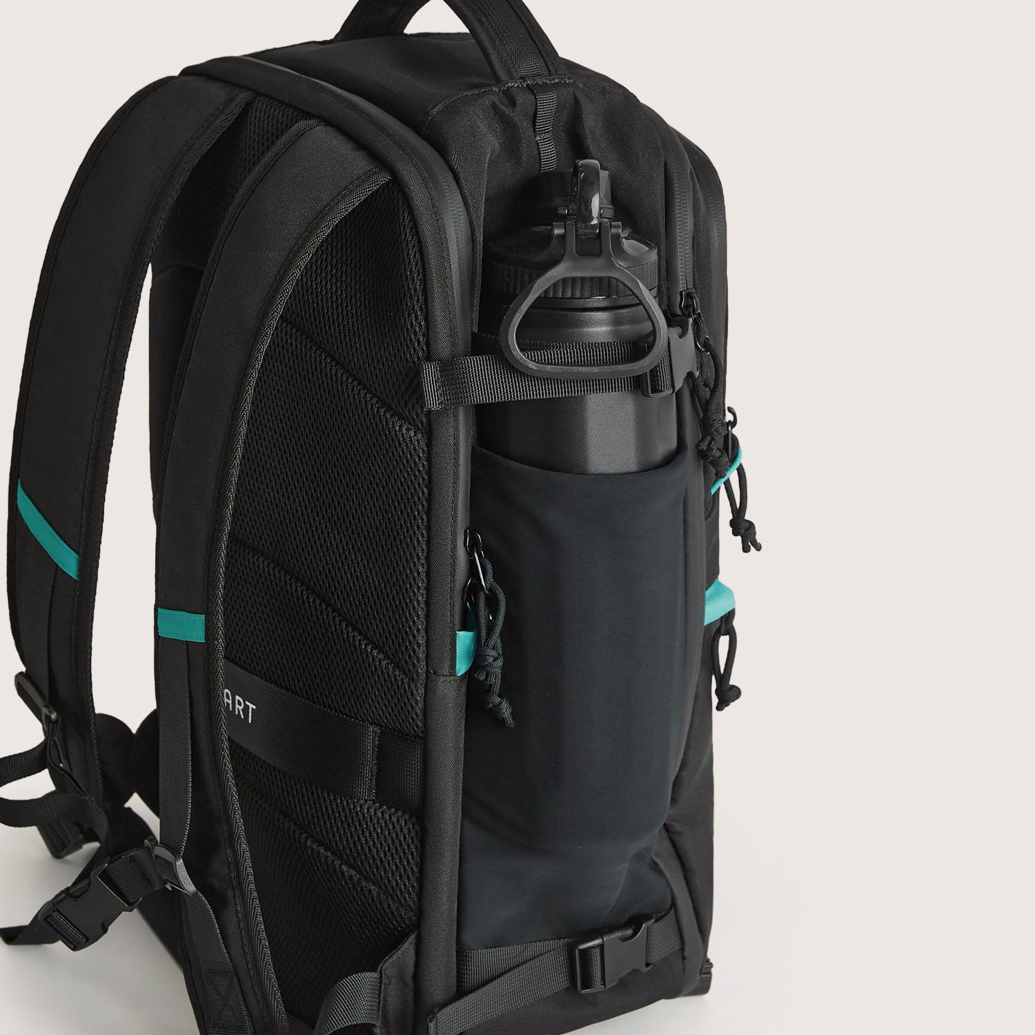 traveler_backpack_with_40oz_bottle_black