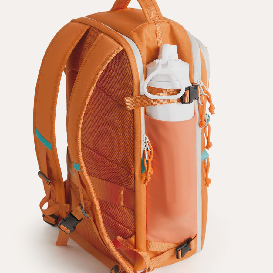 traveler_backpack_with_40oz_bottle_rust